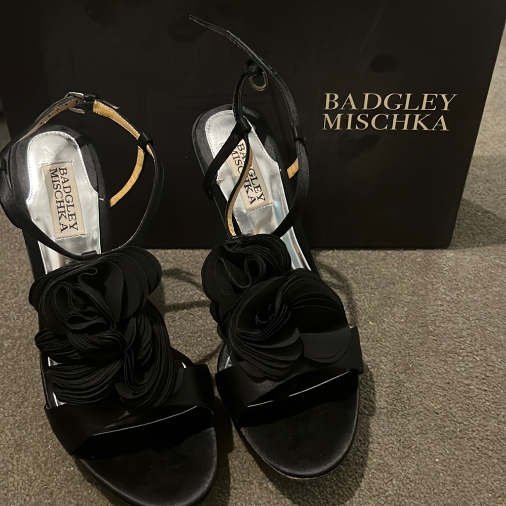 Badgley mischka rose detail black sandals